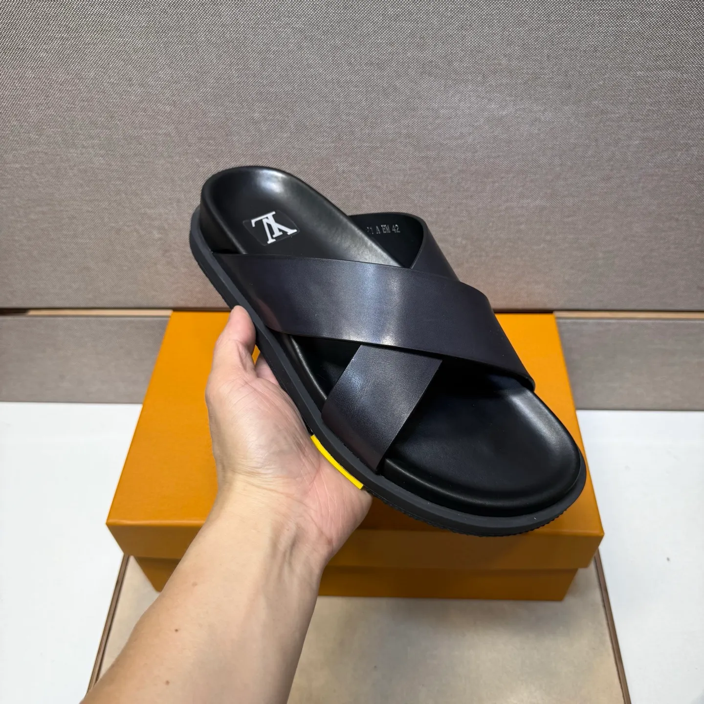 Men's men's shoes 💰pp420 [LV～] Men's casual slippers 2025z cabinet sales simultaneously 🔶Size: 38-44#️⃣ 🔷4 colors🔜The upper is made of cowhide stitching ➕Cowhide lining, comfortable and breathable, sole: original comfortable, wear-resistant and non-slip outsole, ⚠️Real 📱Photography🎬The real thing is better📢📢📢